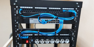 Серверна стійка з мережевим обладнанням