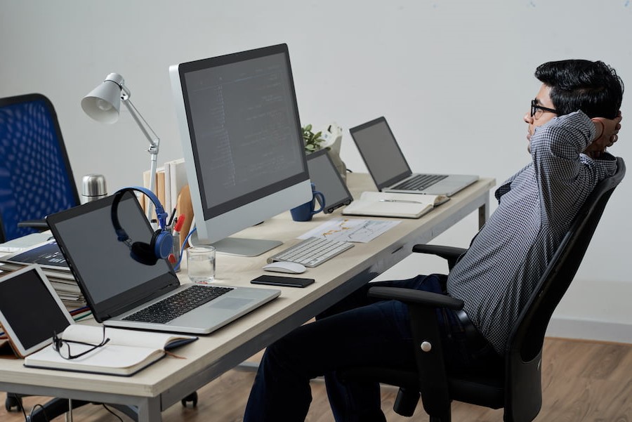 Програміст за работой